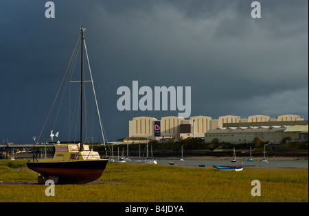 Barche ormeggiate nel canale Walney, guardando verso BAE Systems edificio e Barrow-in-Furness, Cumbria, England Regno Unito Foto Stock