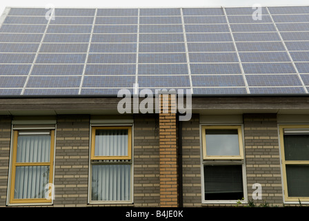 Guscio di pannelli solari montati su case sul più grande del mondo a energia solare alloggiamento station wagon, Nieuwland, Amersfoort, Paesi Bassi. Foto Stock