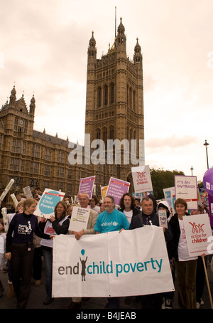 Persone marciando attraverso Londra alla fine alla povertà infantile campagna, Trafalgar Square, Londra, Regno Unito. Sabato 4 ottobre 2008. Foto Stock