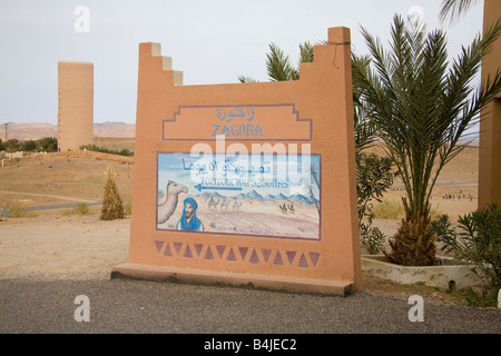 Cartello stradale di Tombouctou 52 Jours attraverso il deserto da cammello Timbuctù 52 giorni Zagora Marocco.orizzontale.89903 Marocco Foto Stock