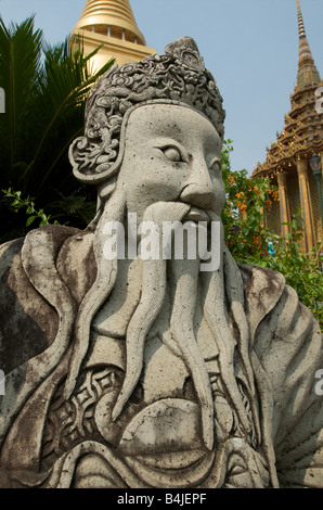 Statua raffigurante un cinese figura nel Grand Palace a Bangkok in Tailandia Foto Stock