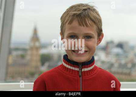 Ragazzo all'interno di London Eye Foto Stock