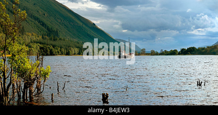 Barca e Loch Lochy, vicino Laggan, altopiani, Scozia Foto Stock