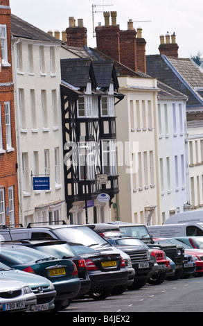 Fila di case tipiche di Ludlow Shropshire England Regno Unito con le automobili parcheggiate fuori Foto Stock