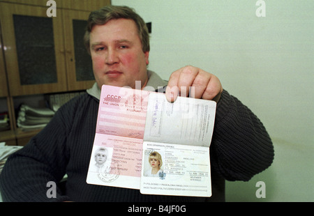 Polacco funzionario doganale che mostra i passaporti forgiato, Polonia Foto Stock