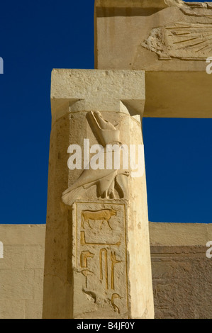 Il dio falco Horus su una colonna che indossa la doppia corona di Egitto, Regina Hatshepsuts tempio mortuario, necropoli tebana, Luxor Foto Stock