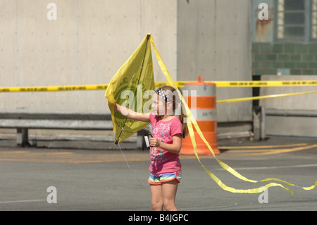 Centinaia di appassionati di testare le leggi della fisica al quarto anno Fashion District volo Kite Foto Stock