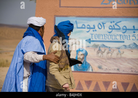 Tourist dal cartello stradale di Tombouctou 52 Jours attraverso il deserto da cammello Timbuctù 52 giorni Zagora Marocco.orizzontale.89930 Marocco Foto Stock