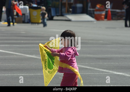 Centinaia di appassionati di testare le leggi della fisica al quarto anno Fashion District volo Kite Foto Stock