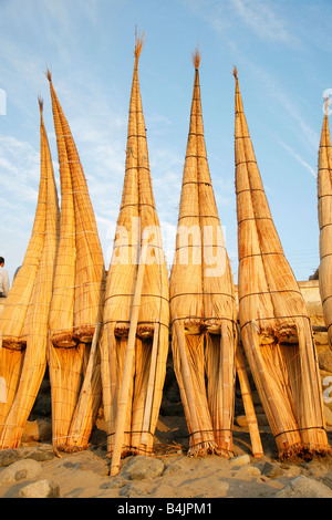 Barche Reed essiccazione in Huanchaco,Nord del Perù Foto Stock