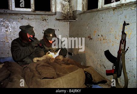 Il polacco di guardia di frontiera ufficiali presso un checkpoint durante una notte di pattuglia, Polonia Foto Stock