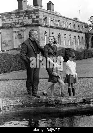 Il Principe Ranieri con la Principessa Grace e i loro figli il Principe Alberto e la Principessa Caroline in vacanza in Irlanda LAFjan05 23nd gennaio segna il compleanno della Principessa Carolina di Monaco nato nel 1957 Foto Stock