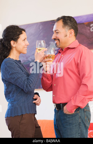 Coppia ispanica tostare con il vino Foto Stock