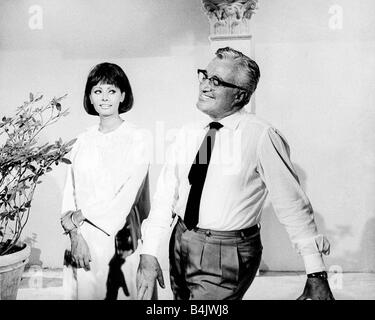 Sophia Loren Agosto 1963 abbinati con il regista Vittoria De Sica per le riprese del film di ieri oggi e domani 7 8 1963 R6008 4g02 copia mirror i NEG Foto Stock