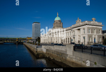 Custom House sulle rive del fiume Liffey, a Dublino, progettato da James Gandon e completato nel 1791. Foto Stock