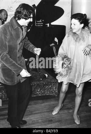 Mickey Deans con la moglie Judy Garland al loro ricevimento di nozze Foto Stock