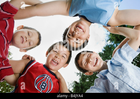 Fratelli asiatici in piedi in huddle Foto Stock