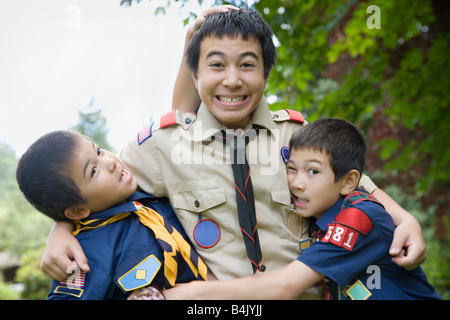 Fratelli asiatici avvolgente Foto Stock