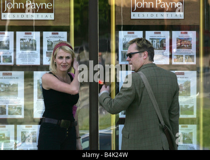 Il comico Vic reeves e moglie Nancy Sorrell house la caccia a Blackheath Aprile 2005 Foto Stock