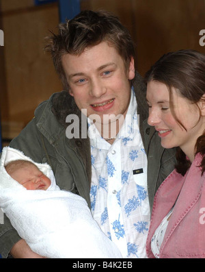 Celebrity chef Jamie Oliver con moglie Jools e new born Baby girl papavero dopo la sua nascita al Queen Charlottes ospedale XIX Marzo 2002 Foto Stock