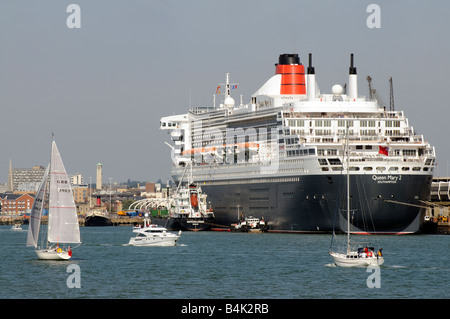 Porto di Southampton Inghilterra UK Queen Mary 2 e MV Whitchallenger un olio combustibile Bunkering vaso a fianco Foto Stock