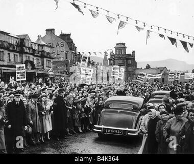 La folla a Dunoon Pier per salutare il Primo Ministro Attlee 1950 e sua moglie la signora Attlee Foto Stock