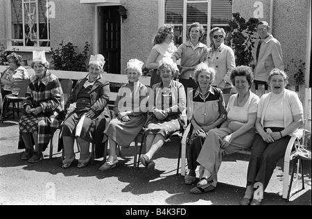 Royal Wedding Celebrazioni in Ulster luglio 1981 i pensionati godendo il sole mentre si guardano i bambini s Party a mezzaluna Shore Shore Road Belfast dopo il matrimonio è stato parti a gogò sulle strade di Ulster Foto Stock