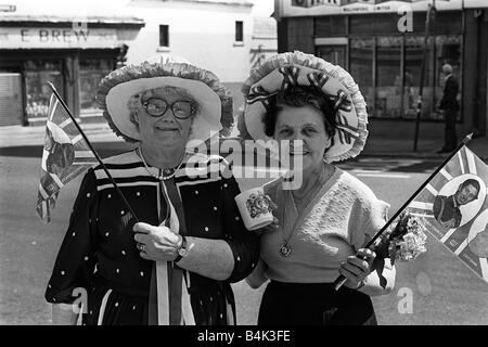 Royal Wedding Celebrazioni in Ulster luglio 1981 la signora Sally Wheelan e la signora Edna eglefino da Woodvale membri della Ainsworth donne s Club vestiti in bianco e rosso blu dopo il matrimonio è stato parti a gogò sulle strade di Ulster Foto Stock