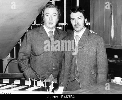 Lewis Collins attore con attore Michael Caine che sono a stella nel Tamigi TV Jack lo Squartatore Marzo 1988 Dbase Foto Stock