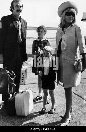 connery cilento gigi moglie sua heathrow pictured actor volpe giovanna 1967 raffigurata attore