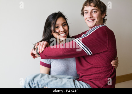 Centro Donna orientale tenendo fidanzato Foto Stock
