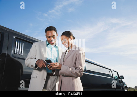 Imprenditori africani guardando al telefono cellulare Foto Stock