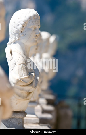 Busti sulla terrazza dell'Infinito nei giardini di Villa Cimbrone Foto Stock