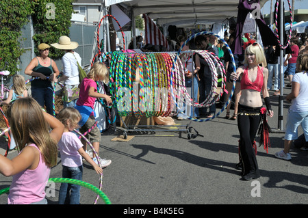 Dancing in the street sulla Abbot Kinney Road Foto Stock