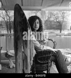 JIMMY PAGE DEI LED ZEPPLIN GENNAIO 2000 Y2K 9 gennaio segna il giorno del compleanno di Jimmy Page Led Zeppelin chitarrista lafjan05 Foto Stock