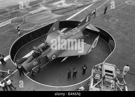 Aeromobile HMS Ark Royal Fleet Air Arm Aug 1971 McDonnell Douglas Phantom FG1 F 4K XV587 della Royal Navy s Fleet Air Arm 892 Sqd si abbassa sul ponte elevatore per lo stoccaggio a bordo del veicolo Aircaft HMS Ark Royal LFEY003 Volo100 Foto Stock