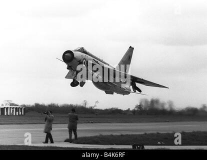 Aeromobile English Electric Lightning F3 Apr 1964 della RAF 111 Sqd tenendo disattivato il giorno che Comando Bombardieri e Fighter Command si sono riuniti sotto il nome di RAF colpire il comando LFEY003 Volo100 TransportX Foto Stock