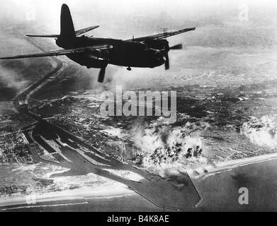 A B26 Marauder del 9 US Air Force ritorna in Inghilterra dopo un attacco di successo sulla barca e penne a Ijmuiden olandese sul Foto Stock