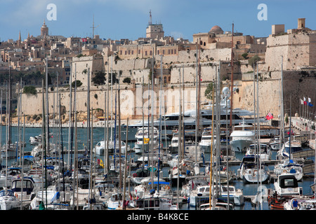 Cottonera Marina, Fort St Angelo e a La Valletta in background Foto Stock