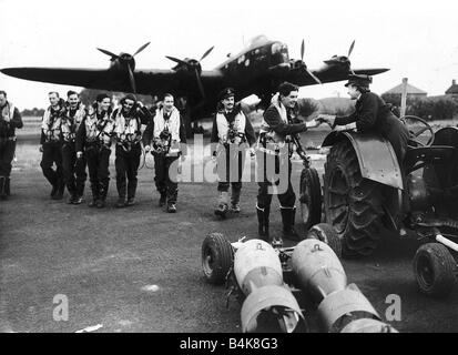 WW2 WAAF donne aria ausiliario driver forza contribuendo con l'armamento di bombardieri si ferma per salutare i membri di un equipaggio di ritorno da un raid Foto Stock