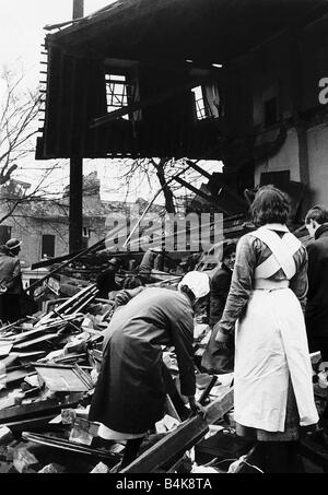 WW2 bombardato ospedale infermieri e air raid operai cerca relitto Foto Stock