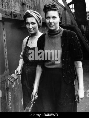 WW2 mogli del Naval uomini al lavoro come i pittori in un cantiere navale 1942 donne azienda pennelli Foto Stock