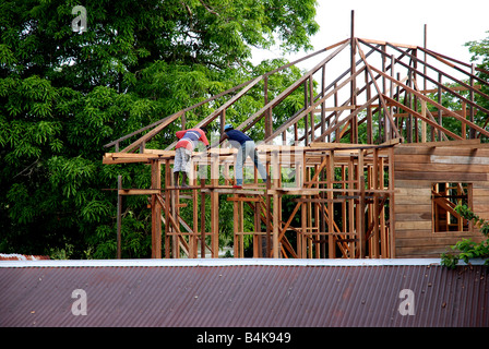 Casa in legno in costruzione in Suriname sul fiume tapanahoni Foto Stock