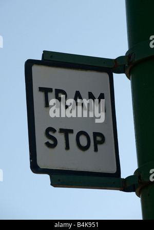 Il segnale di arresto per il tram automobili su una lampada posta Foto Stock