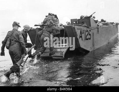 WW2 Raid sulla Francia 1942 testa di truppe per la casa dopo una operazione combinata da parte della Marina Esercito e Royal Air Force di distrutto un importante radio tedesca post Bruneva a dodici miglia a nord di Le Havre Francia Foto Stock