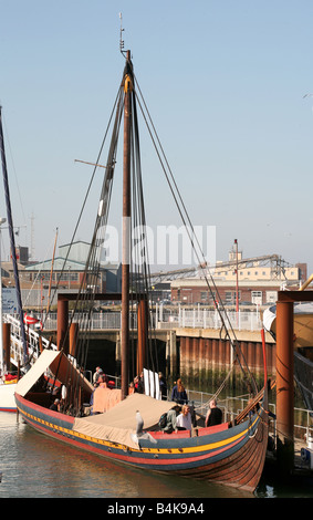 Il Sea Stallion da Glendalough Havlingsten fra Glendalough replica Viking longship ormeggiato a Lowestoft Suffolk 24 Luglio 2008 Foto Stock