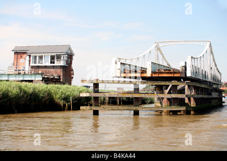 Il ponte girevole a Reedham Norfolk che trasporta il traffico ferroviario attraverso il fiume y vengono costruite nel 1905, è ancora in uso Foto Stock