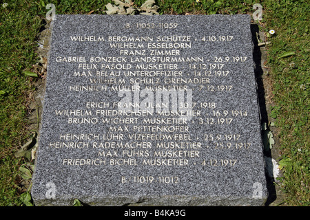 Una lapide con i nomi dei caduti soldati tedeschi in Langemark cimitero tedesco, vicino Langemark, Belgio. Foto Stock