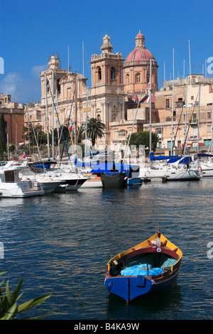 Cottonera Marina e la chiesa di St Lawrence Vittoriosa Malta Foto Stock