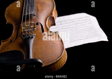 Vecchio violino sul foglio di musica Foto Stock